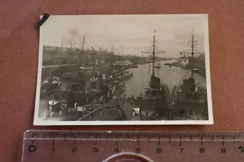 tolles altes Foto - Marine Hafen - viele Schiffe - Ort ??? 30er Jahre 