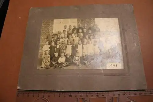 tolles altes Foto auf Pappe - Schulklasse Jungen und Mädchen 1921 - Ort ?