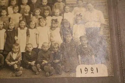 tolles altes Foto auf Pappe - Schulklasse Jungen und Mädchen 1921 - Ort ?