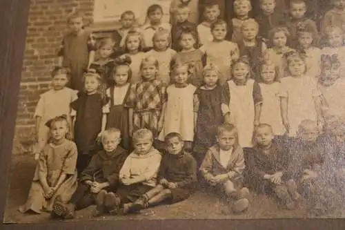 tolles altes Foto auf Pappe - Schulklasse Jungen und Mädchen 1921 - Ort ?