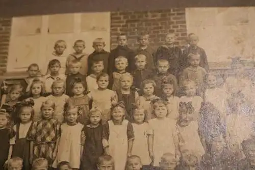 tolles altes Foto auf Pappe - Schulklasse Jungen und Mädchen 1921 - Ort ?