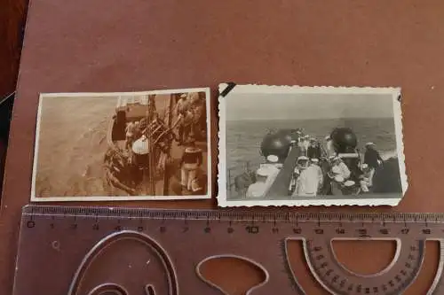 zwei tolle alte Fotos - Verladen von Minen an Bord 