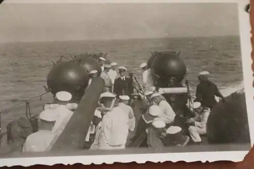 zwei tolle alte Fotos - Verladen von Minen an Bord 