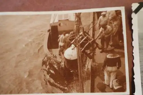 zwei tolle alte Fotos - Verladen von Minen an Bord 