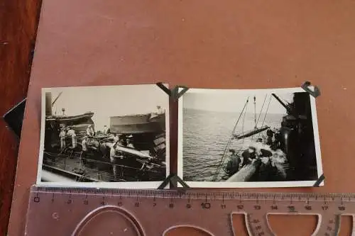 zwei tolle alte Fotos - Verladen von Torpedos an Bord 