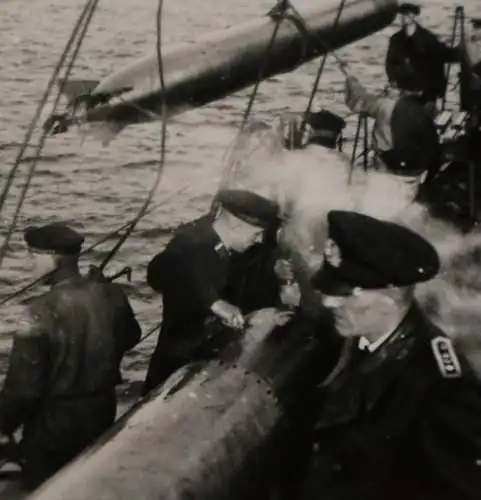 zwei tolle alte Fotos - Verladen von Torpedos an Bord 