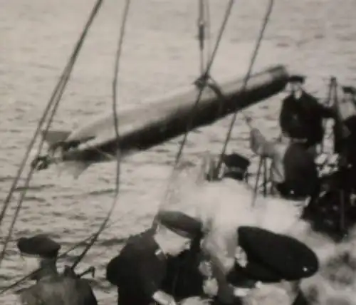 zwei tolle alte Fotos - Verladen von Torpedos an Bord 