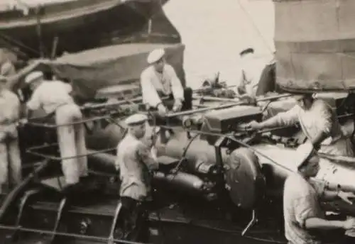 zwei tolle alte Fotos - Verladen von Torpedos an Bord 