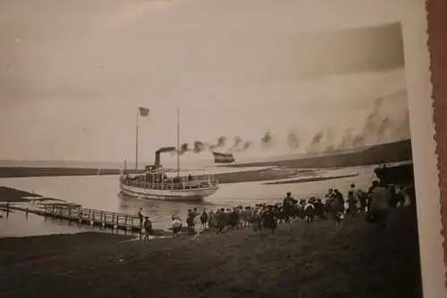 tolles altes Foto - kleines Dampfschiff - viele Kinder - Insel ?? Nordsee ?
