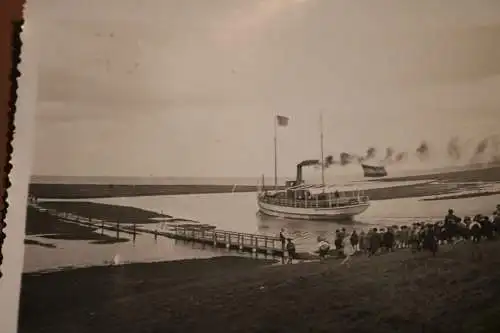 tolles altes Foto - kleines Dampfschiff - viele Kinder - Insel ?? Nordsee ?