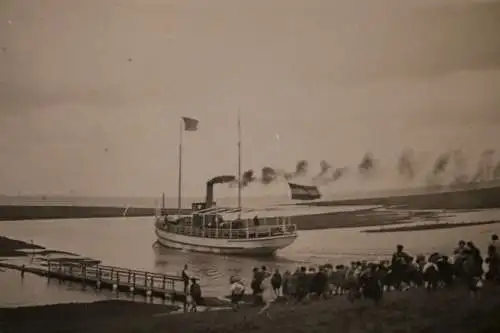 tolles altes Foto - kleines Dampfschiff - viele Kinder - Insel ?? Nordsee ?