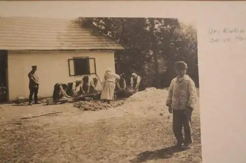 Altes Foto - Dr. Kuhn -. beim Hausbau - Russland ??