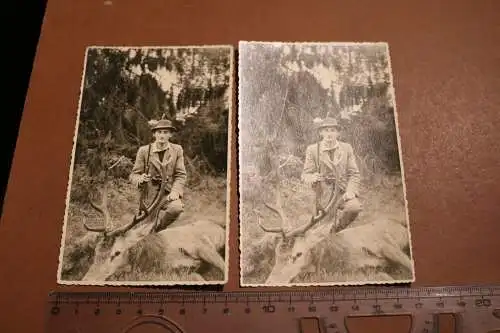 zwei alte Fotos - Jäger mit erlegtem Hirsch -  30-50er Jahre 