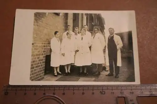 Tolles altes Gruppenfoto - Mitarbeiter Männer und Frauen - Ort ?? (2)