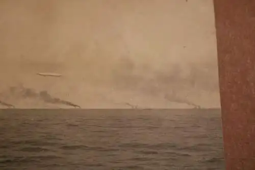 tolles altes Foto - Flotte am Horizont, bewacht vom Luftschiff , Zeppelin 