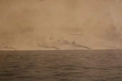 tolles altes Foto - Flotte am Horizont, bewacht vom Luftschiff , Zeppelin 
