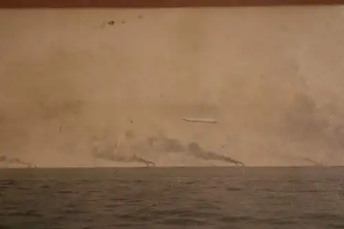 tolles altes Foto - Flotte am Horizont, bewacht vom Luftschiff , Zeppelin 