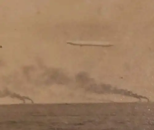 tolles altes Foto - Flotte am Horizont, bewacht vom Luftschiff , Zeppelin 