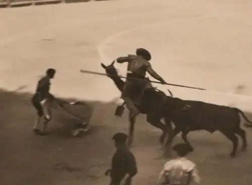 zwei alte Fotos - Stierkampf - Spanien ??? 20-30er Jahre ??