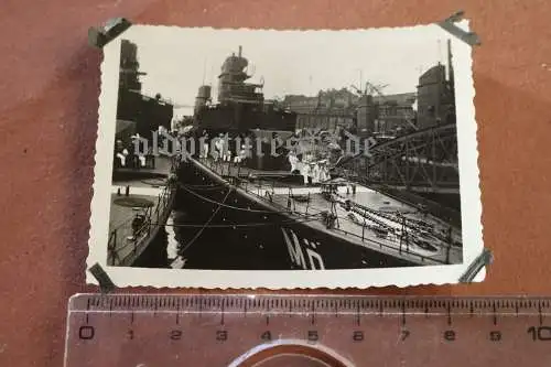 tolles altes Foto - Torpedoboot Möwe im Hafen, Matrosen 