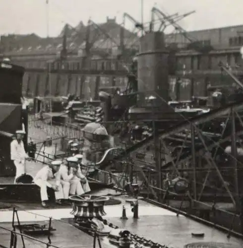 tolles altes Foto - Torpedoboot Möwe im Hafen, Matrosen 