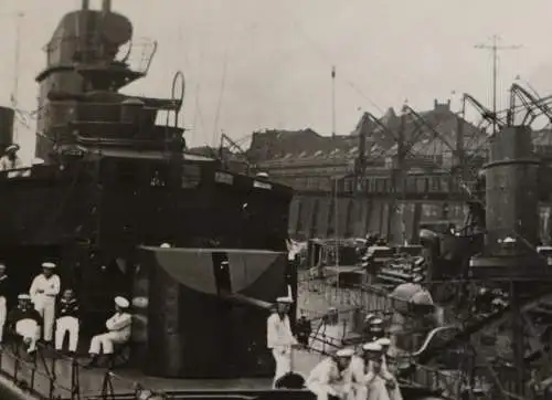 tolles altes Foto - Torpedoboot Möwe im Hafen, Matrosen 