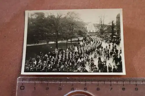 tolles altes Foto - Matrosen marschieren durch Stadt -  Ort ?? 30er Jahre 
