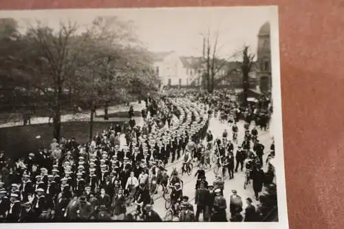 tolles altes Foto - Matrosen marschieren durch Stadt -  Ort ?? 30er Jahre 
