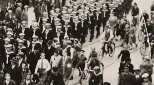 tolles altes Foto - Matrosen marschieren durch Stadt -  Ort ?? 30er Jahre 