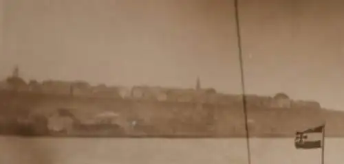 tolles altes Foto - Matrosen beim Geschütz - Hintergrund Steilküste - Ort ??