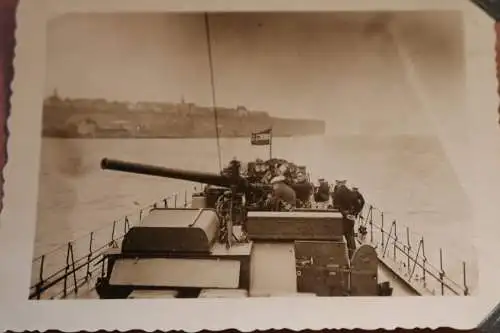 tolles altes Foto - Matrosen beim Geschütz - Hintergrund Steilküste - Ort ??