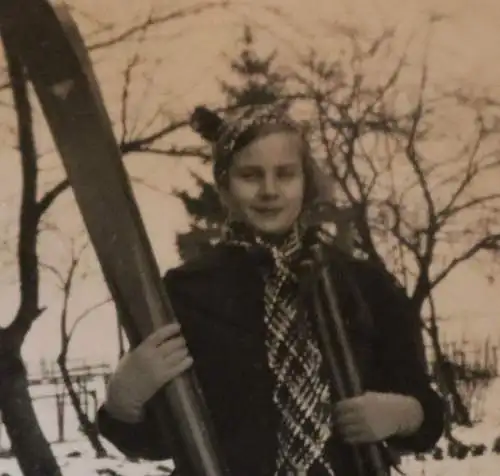 Tolles altes Foto - hübsche Frau mit Ski Ausrüstung - 30-40er Jahre ?