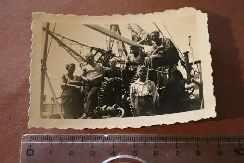 tolles altes Foto -   Gruppe Matrosen ?? am Verladekran ? Schiff - 