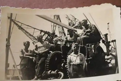 tolles altes Foto -   Gruppe Matrosen ?? am Verladekran ? Schiff - 