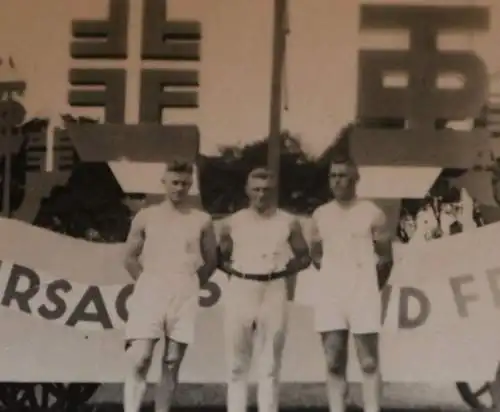 tolles altes Foto -   drei Sportler - Sieger beim ??  Niedersachsen und Friesen