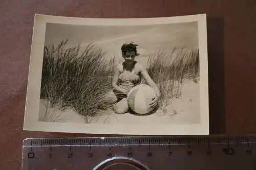 Tolles altes Foto -   hübsche Frau mit Wasserball  am Strand - 50er Jahre ?