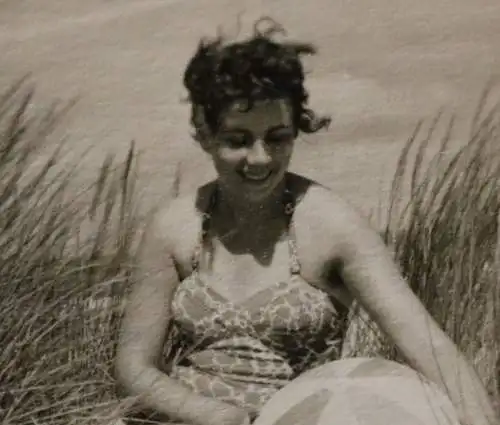 Tolles altes Foto -   hübsche Frau mit Wasserball  am Strand - 50er Jahre ?