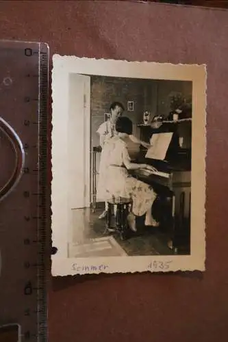 Tolles altes Foto - Mädchen spielt Klavier - 1935