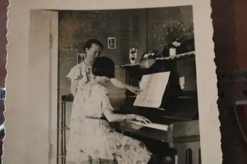 Tolles altes Foto - Mädchen spielt Klavier - 1935