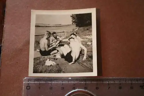 tolles altes Foto - Gruppe Jungs spielen Karten am Fluss 