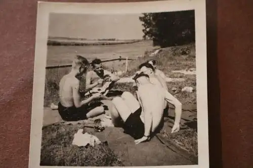 tolles altes Foto - Gruppe Jungs spielen Karten am Fluss 