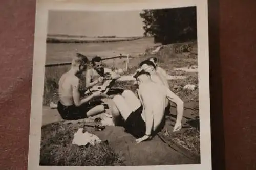 tolles altes Foto - Gruppe Jungs spielen Karten am Fluss 