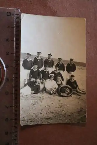 Tolles altes Gruppenfoto - Torpedoboot Möwe am Strand