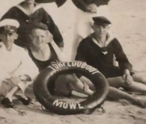 Tolles altes Gruppenfoto - Torpedoboot Möwe am Strand