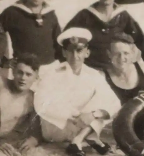 Tolles altes Gruppenfoto - Torpedoboot Möwe am Strand