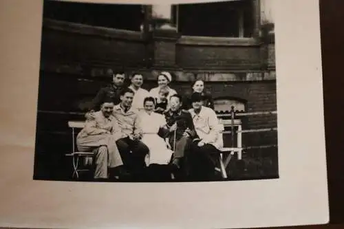 tolles altes Foto Gruppe Krankenschwester und verwundete Soldaten - Ort ??