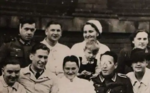 tolles altes Foto Gruppe Krankenschwester und verwundete Soldaten - Ort ??
