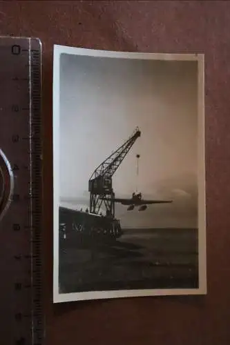 Tolles altes Foto - Wasserflugzeug am Kran , wird zu Wasser gelassen, 30-40er J