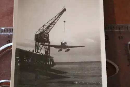 tolles altes Foto - Wasserflugzeug am Kran , wird zu Wasser gelassen, 30-40er J