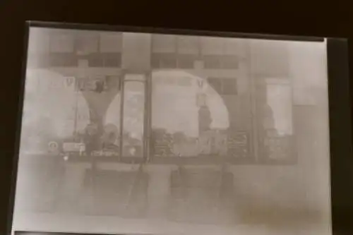 altes Negativ - Schaufenster Lebensmittelmarkt  30-40er Jahre 